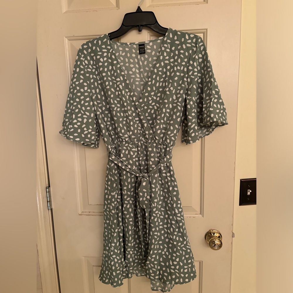 NWT! Women’s Temu Dress. Size Medium. Color Light Green with White.